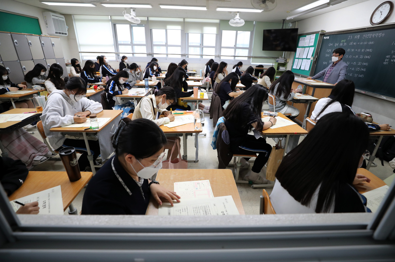 High-school seniors take an academic evaluation test at a school in Daejeon on Oct. 12, 2021. (Yonhap)