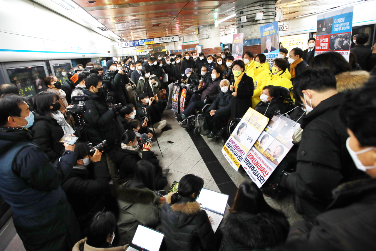Presidential candidate Sim Sang-jung of the minor opposition Justice Party visits a subway protest staged by the Solidarity against Disability Discrimination at Seoul Station on Wednesday. (The Justice Party)