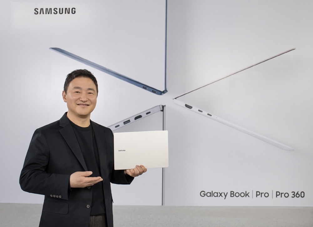 Samsung Electronics President Roh Tae-moon pose for a photo with a Galaxy Book laptop during the Samsung Unpacked event in April 2021. (Samsung Electronics)