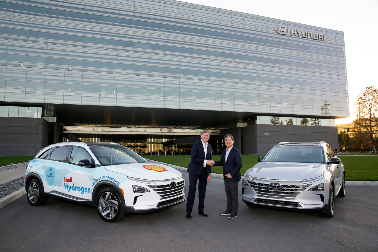 Shell’s Downstream Director Huibert Vigeveno and Hyundai’s Chief Executive Officer Chang Jae-hoon hold hands after signing an MOU for partnership in electrification and carbon neutrality at Hyundai‘s US office. (Hyundai Motor)