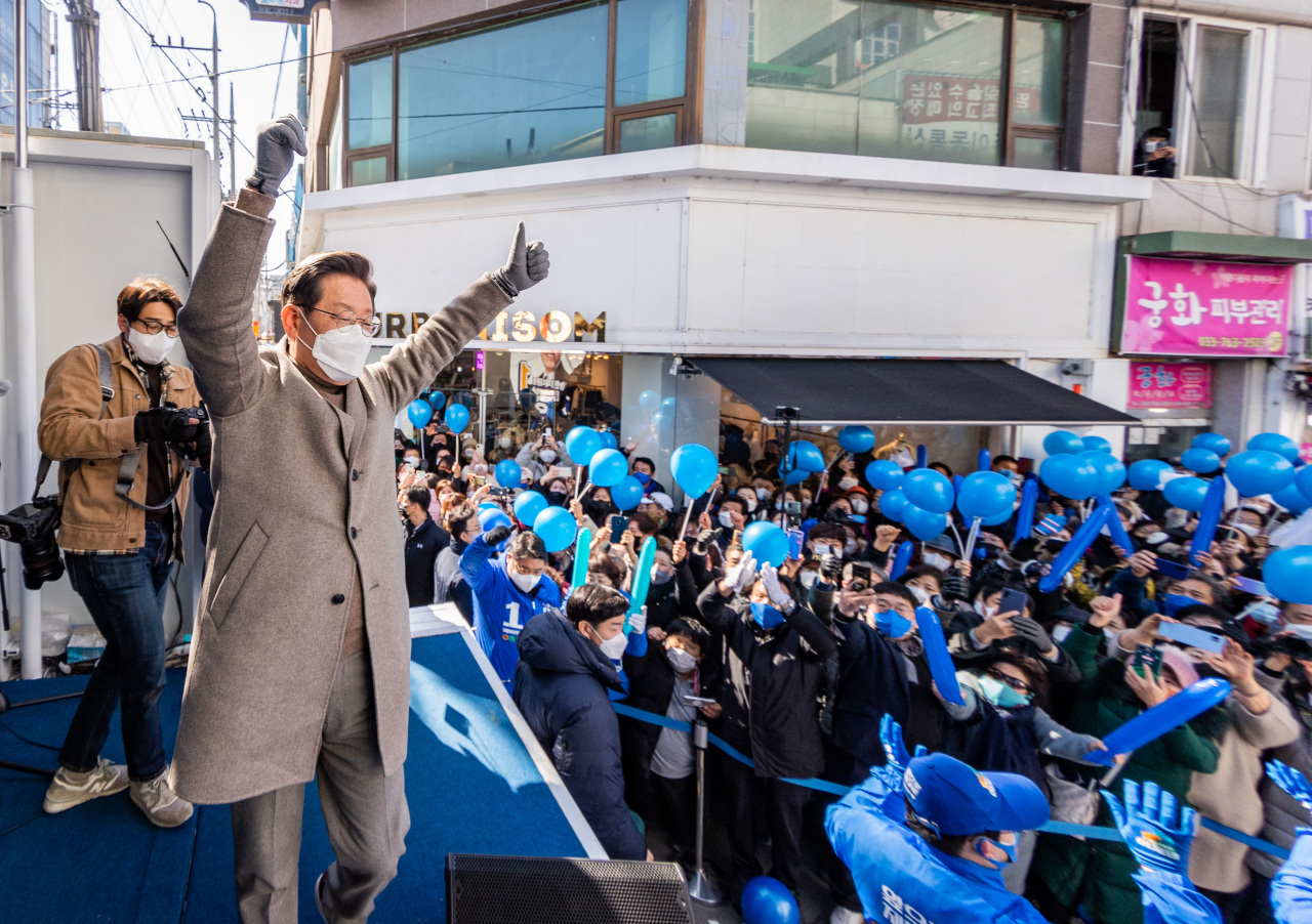 Presidential nominee Lee Jae-myung of the ruling Democratic Party of Korea meets his supporters during a campaign rally held in Wonju, Gangwon Province, on Thursday. (Joint Press Corps)