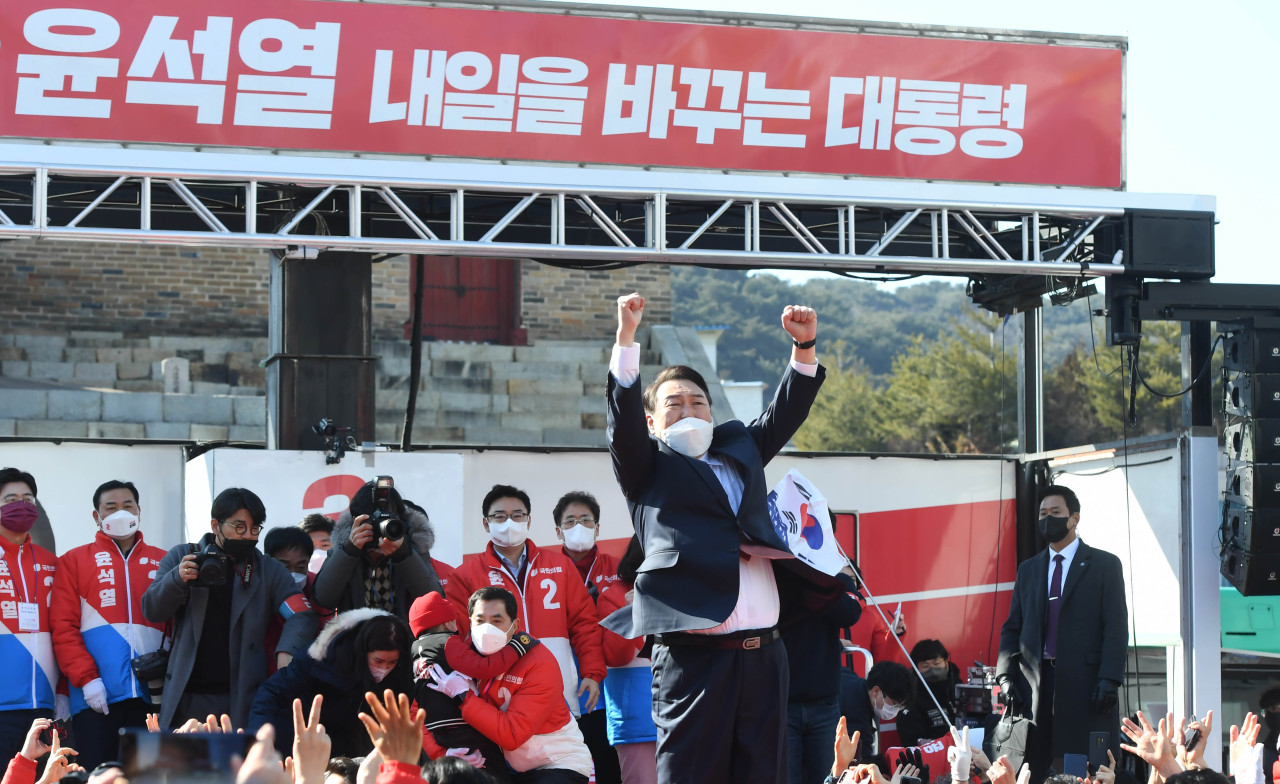 Presidential nominee Yoon Suk-yeol of the main opposition People Power Party throws an uppercut as a gesture for supporters during a campaign rally held in Suwon, Gyeonggi Province, on Thursday. (Joint Press Corps)