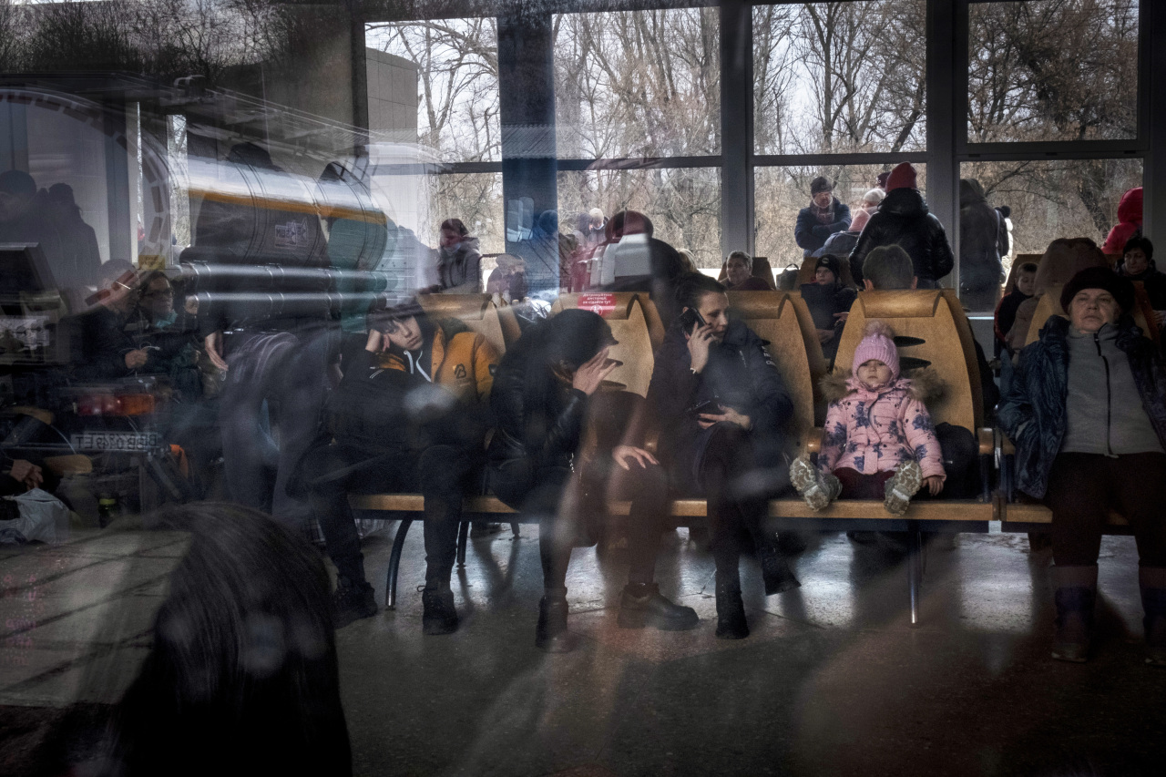 Families wait for a Kyiv bound train at a station in Severodonetsk, the Donetsk region, eastern Ukraine, Thursday. (AP-Yonhap)