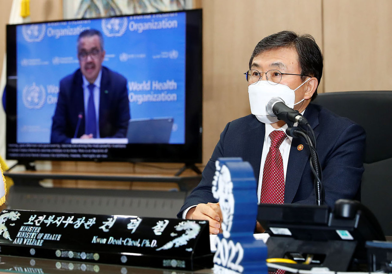 South Korean Minister of Health and Welfare Kwon Deok-cheol speaks with the World Health Organization Director-General Dr. Tedros Adhanom Ghebreyesus during a teleconference held Wednesday. (Yonhap)
