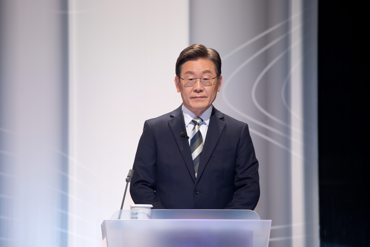 Presidential nominee Lee Jae-myung of the ruling Democratic Party of Korea prepares for a TV debate program held Friday night. (Joint Press Corps)