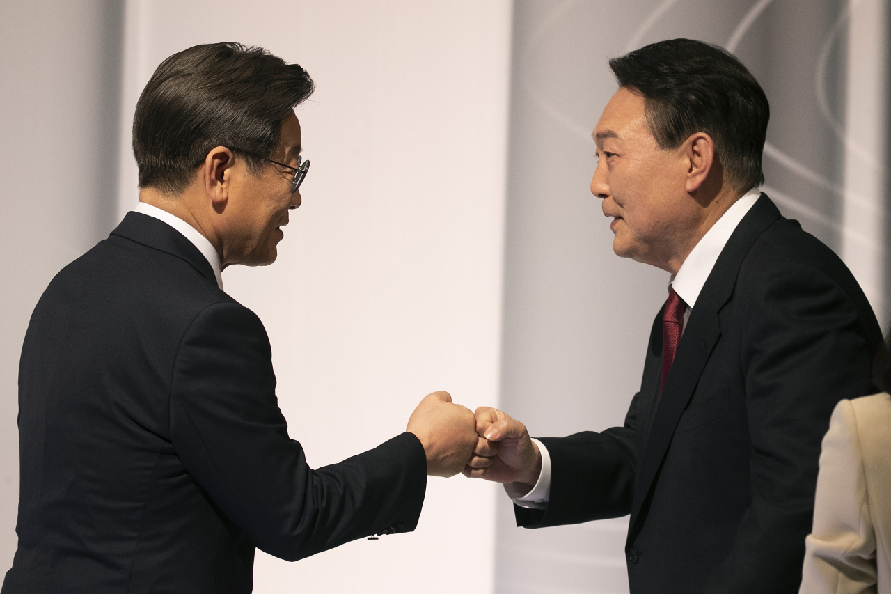 From left: presidential nominee Lee Jae-myung of the ruling Democratic Party of Korea and presidential nominee Yoon Suk-yeol of the main opposition People Power Party (Joint Press Corps)