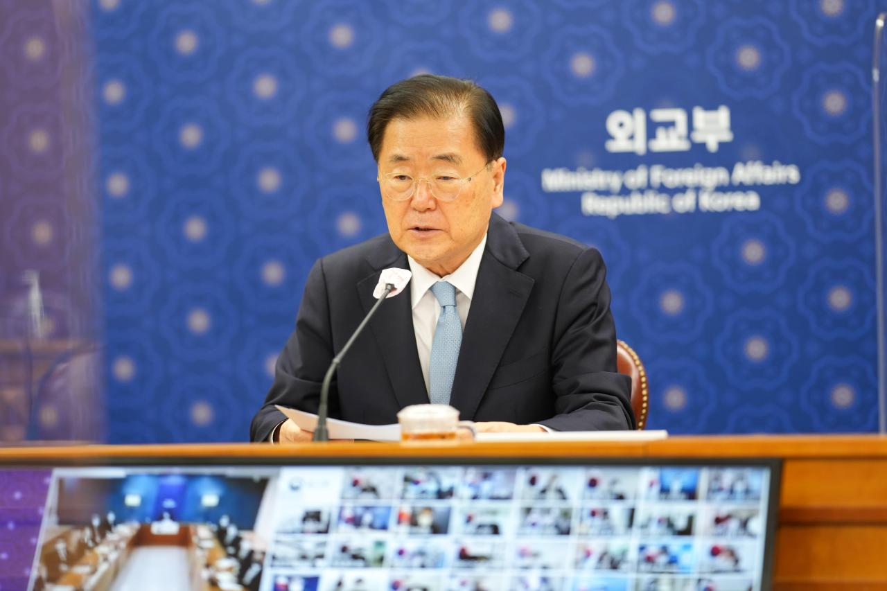 Foreign Minister Chung Eui-yong holds meeting with chiefs of the country's diplomatic missions to discuss the Ukraine crisis, on Friday. (Yonhap)