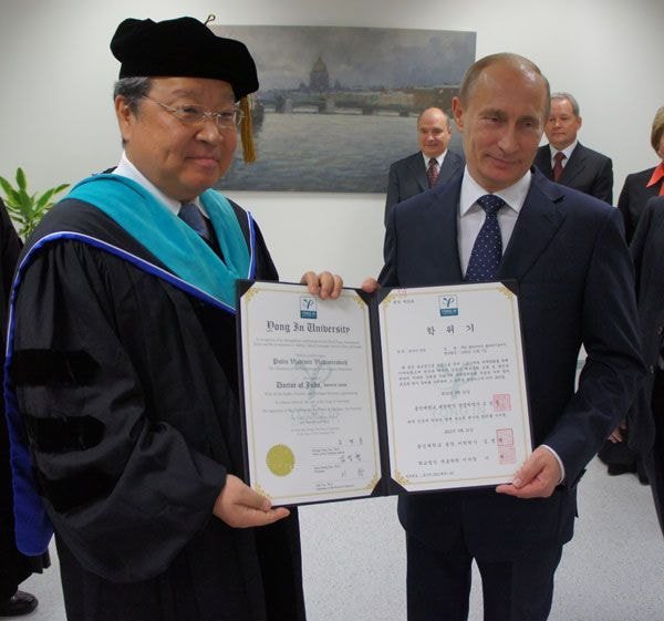 Lee Hak, who was Yong In University’s then-president, offered a certificate of honorary doctorate degree to Russian President Vladimir Putin on September 21, 2010, in an office located in St. Petersburg, Russia. (Yong In University)
