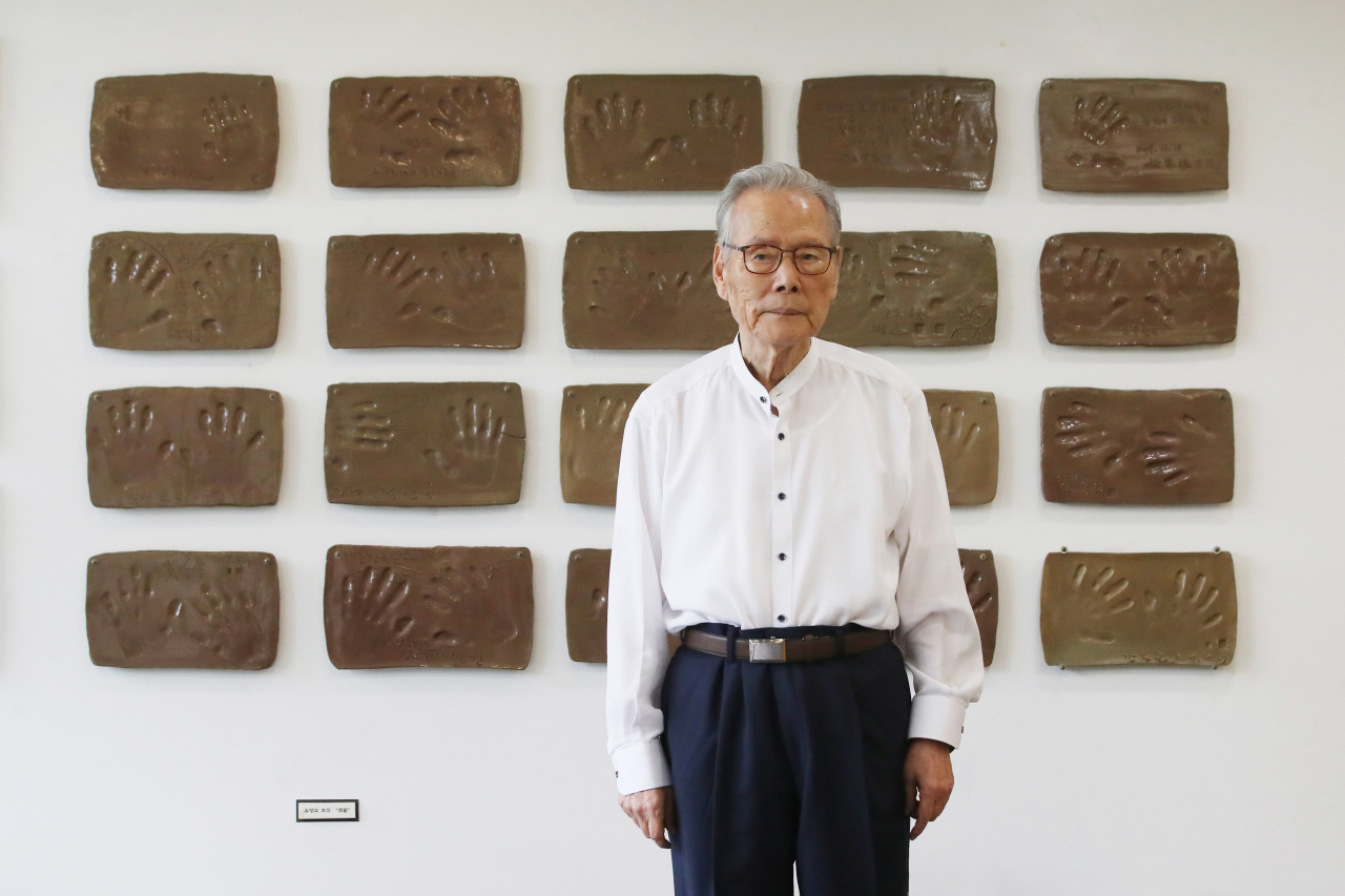 Former Culture Minister Lee O-young poses for a photo at the Young-in Literary Museum in August 2021. (Yonhap)