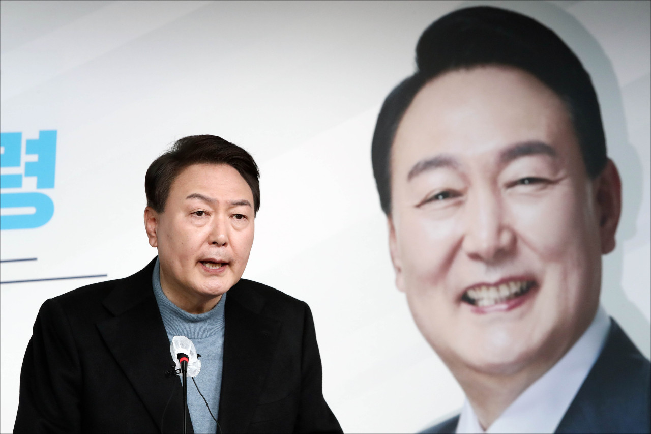Presidential candidate Yoon Suk-yeol of the main opposition People Power Party speaks during a press conference at the party’s headquarters in Seoul on Sunday. (Yonhap)