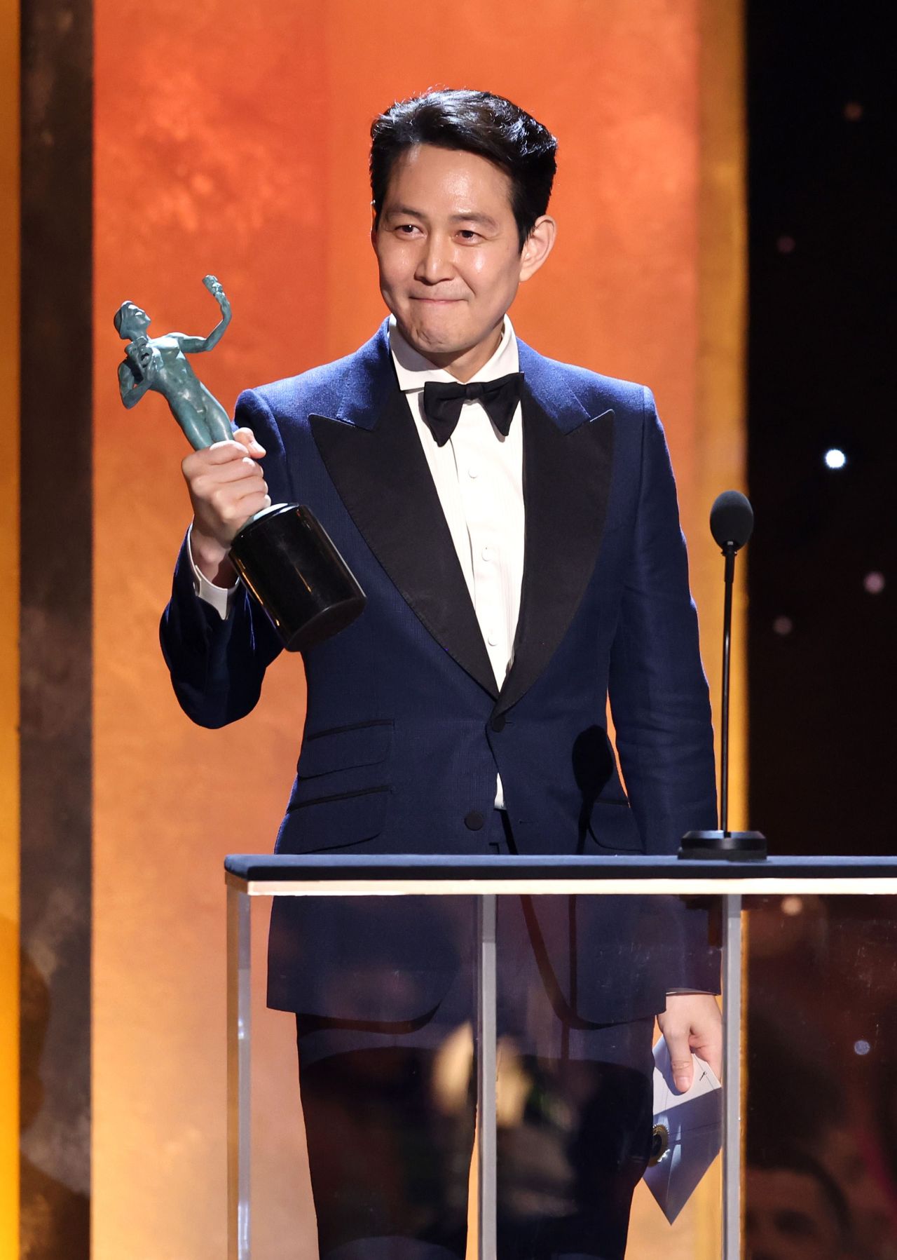 Lee Jung-jae accepts the outstanding performance by a male actor in a drama series trophy for his role in “Squid Game” during the 28th Annual Screen Actors Guild Awards at Barker Hangar on Sunday in Santa Monica, California (AFP-Yonhap)