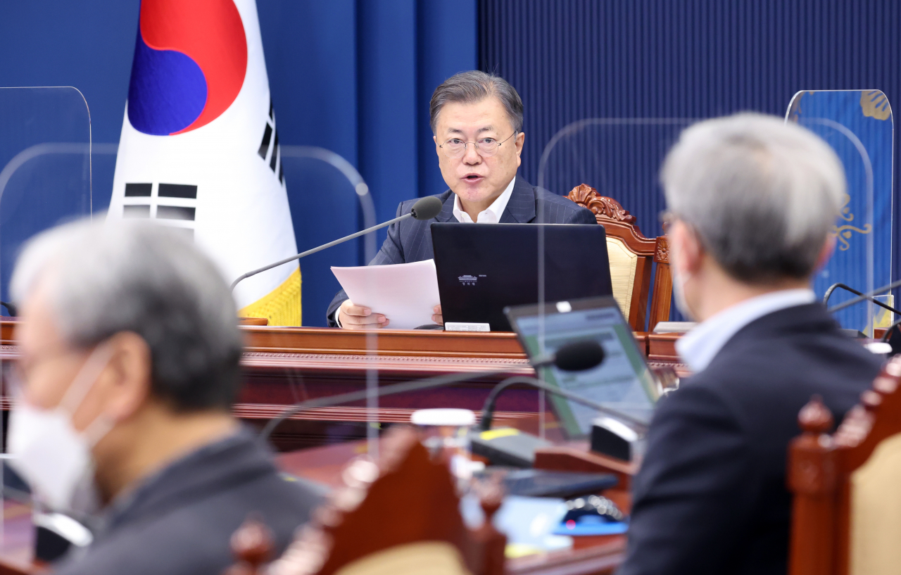 President Moon Jae-in (C) presides over a Cabinet meeting at the presidential office in Seoul last Tuesday. (Yonhap)