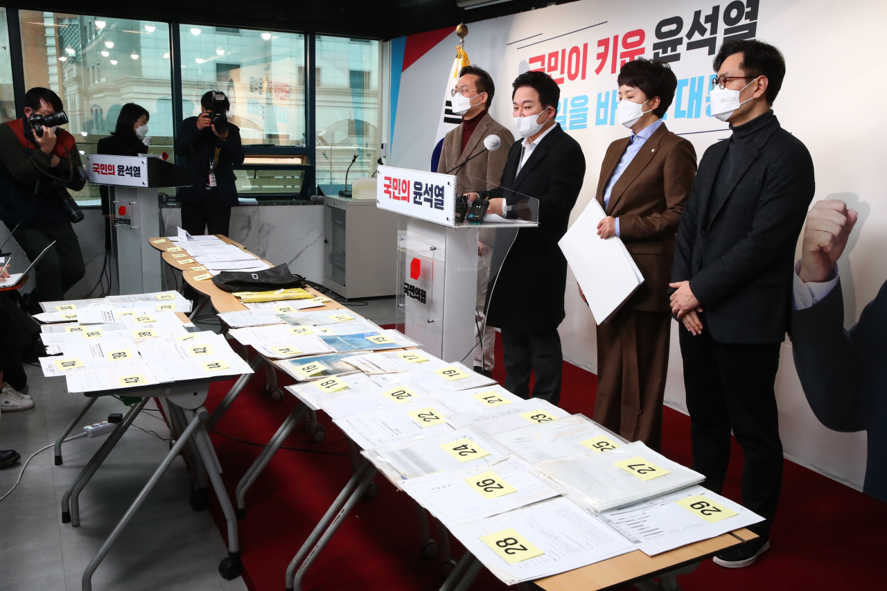 Officials with the presidential election campaign committee of the People Power Party hold a press conference Monday at the party's headquarters in Yeouido, western Seoul, where they unveil newly obtained documents on the controversial Daejang-dong development scandal. (Joint Press Corps)