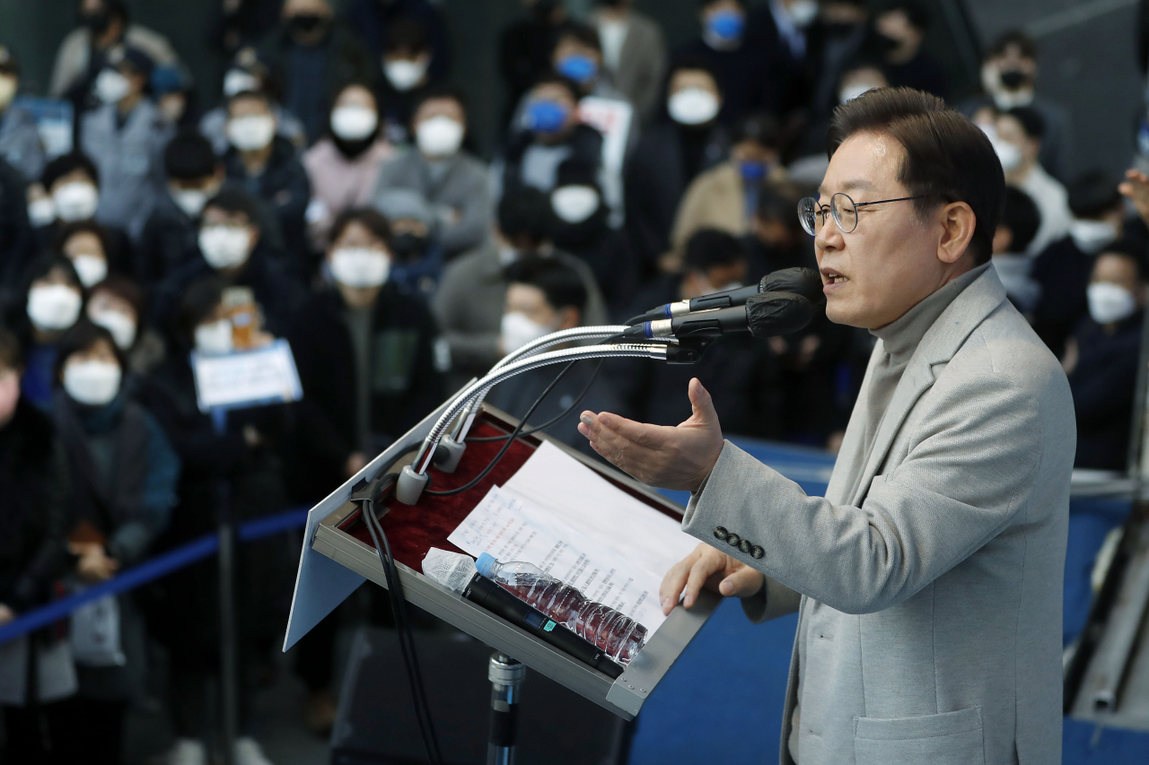 This photo taken Monday, shows Lee Jae-myung, the presidential candidate of the ruling Democratic Party (DP), speaking during his campaign rally in Gumi, North Gyeongsang Province. (Yonhap)