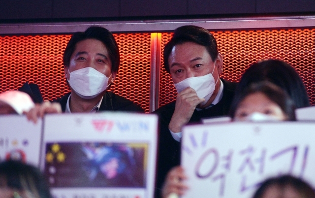 Presidential candidate Yoon Suk-yeol of the main opposition People Power Party (right) watches the opening game of the League of Legends Champions Korea 2022 Spring Season, with party chairman Lee Jun-seok in Seoul on Jan. 12. (Yonhap)