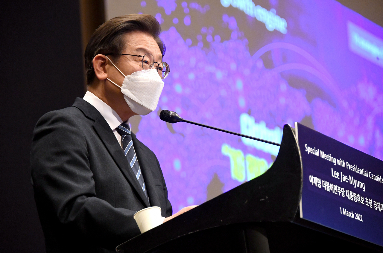 Lee Jae-myung, presidential candidate of the ruling Democratic Party, speaks during a discussion hosted jointly by the Korean-German Chamber of Commerce and Industry and the French-Korean Chamber of Commerce and Industry on Tuesday. (Yonhap)