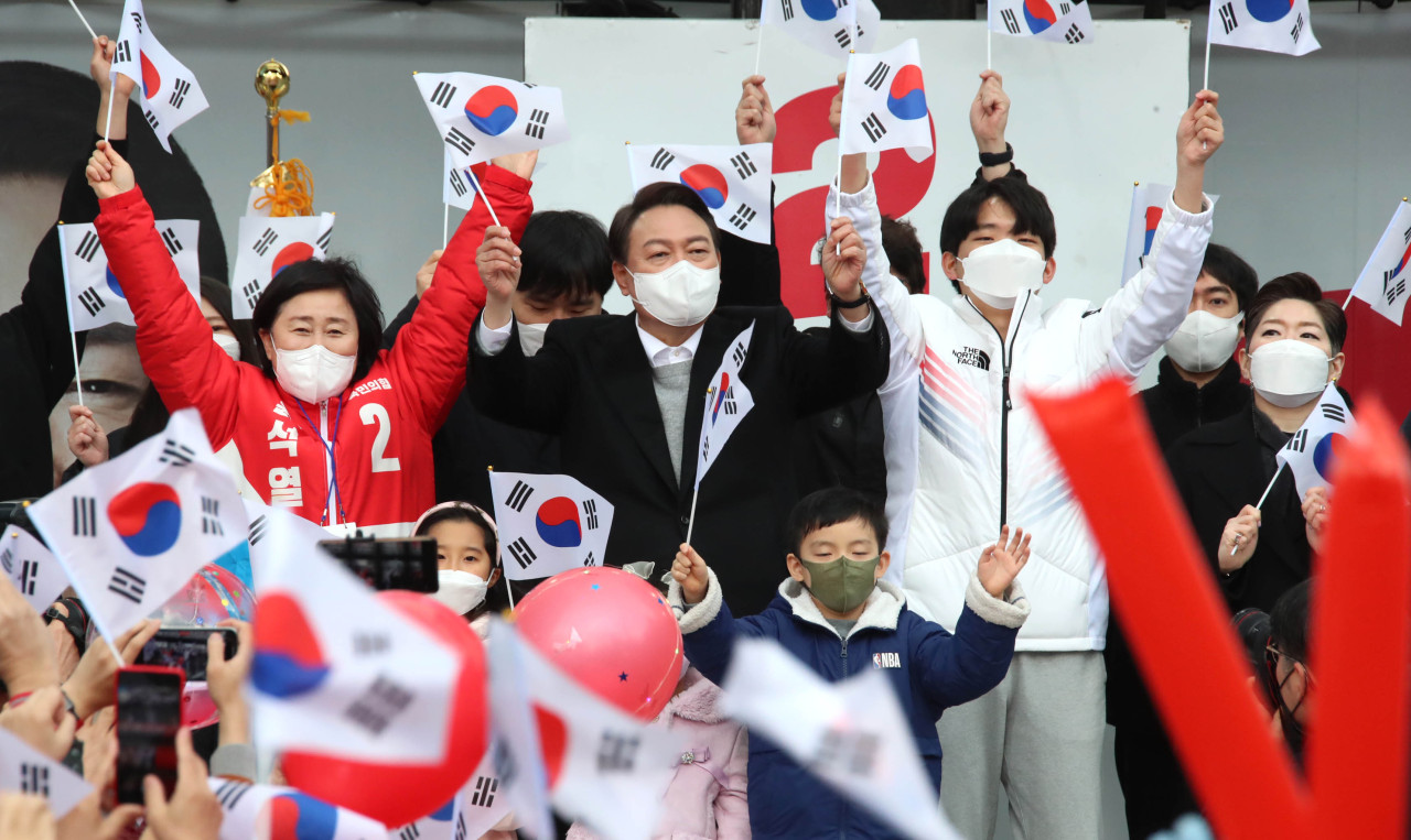 Presidential candidate Yoon Suk-yeol of the People Power Party attends a rally on Tuesday in Sinchon, Seoul. (The National Assembly's photo press corps)