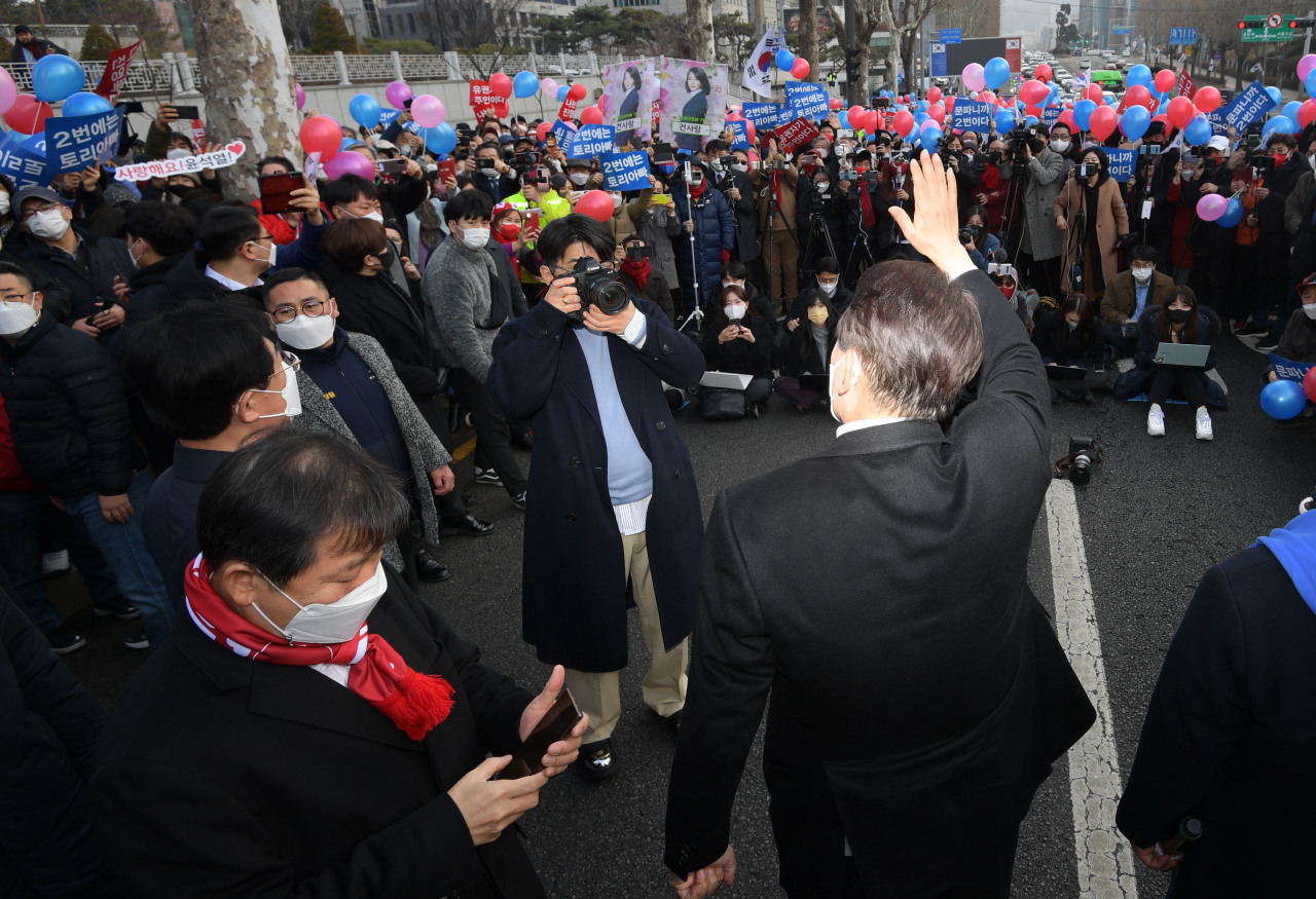 Presidential candidate Yoon greets his supporters in Seocho District, Seoul on Tuesday. (The National Assembly's photo press corps)
