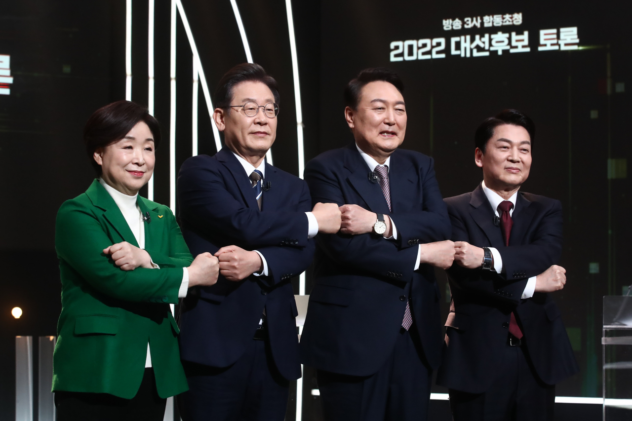 Presidential candidates pose for a photo before their first TV debate at KBS in Seoul on Feb. 3, 2022. From left are Sim Sang-jeung of the Justice Party, Lee Jae-myung of the ruling Democratic Party, Yoon Suk-yeol of the main opposition People Power Party and Ahn Cheol-soo of the minor opposition People's Party. (Yonhap)