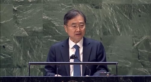 Cho Hyun, South Korean ambassador to the UN, addresses the UN General Assembly during an emergency meeting in New York on Tuesday, to discuss the crisis in Ukraine in this image captured from the website of the world body. (Yonhap)