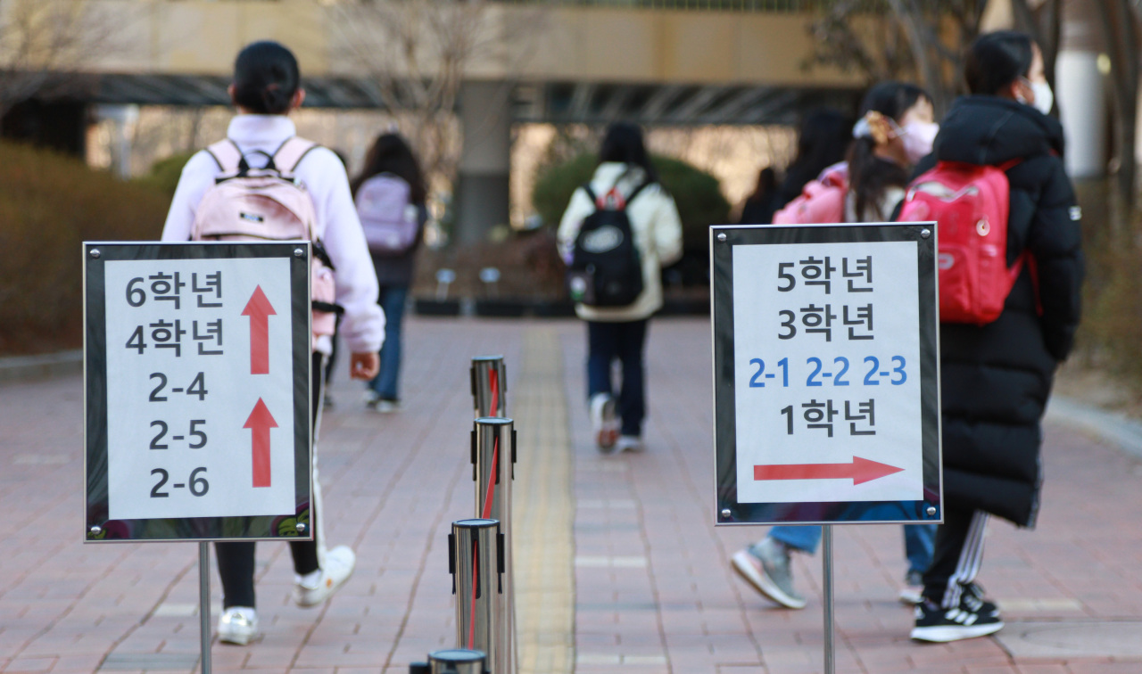 Students attend classes via different routes separated by grade to minimize contact with each other at Bongmu Elementary School in Daegu, Wednesday. (Yonhap) 