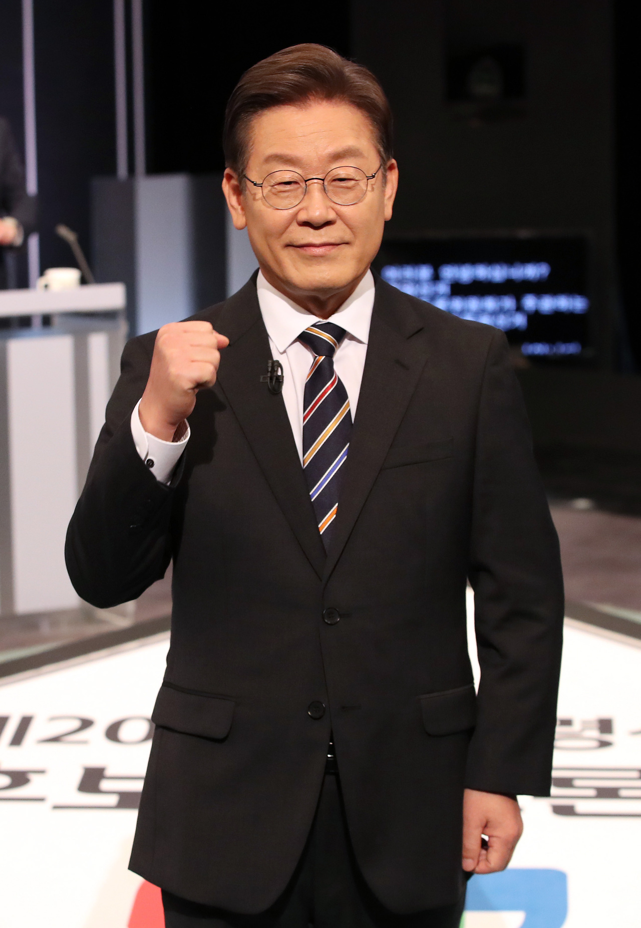 Presidential nominee Lee Jae-myung of the ruling Democratic Party of Korea poses for a photo Wednesday ahead of participating in a TV debate program. (Joint Press Corps)