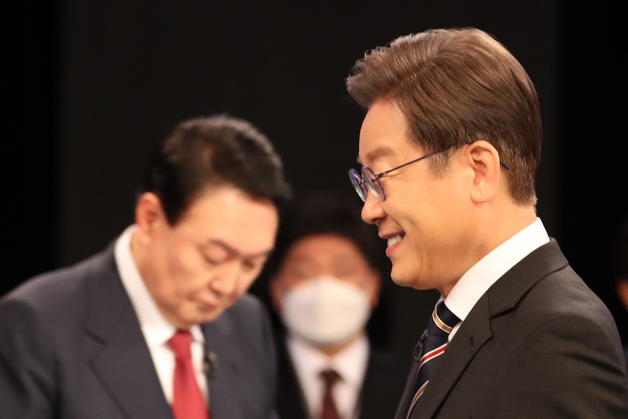 Presidential candidate Yoon Suk-yeol of the main opposition People Power Party (left) and Lee Jae-myung, the nominee of the ruling Democratic Party of Korea in a presidential TV debate on Wednesday. (Yonhap)