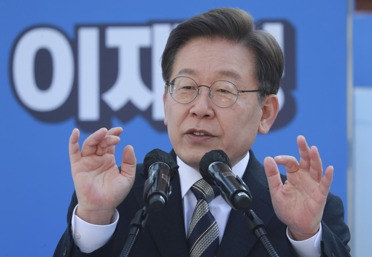 Presidential nominee Lee Jae-myung of the ruling Democratic Party of Korea asks for support from female voters during a campaign rally held in Jongno-gu, central Seoul, on Thursday. (Joint Press Corps)