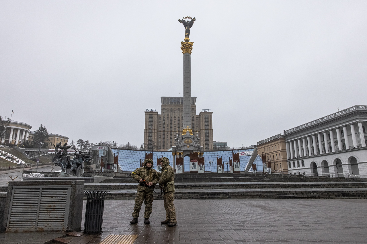 Ukrainian military members stand guard at Independence Square, in Kyiv, Ukraine on Wednesday. Russian troops entered Ukraine on February 24 prompting the country's president to declare martial law and triggering a series of severe economic sanctions imposed by Western countries on Russia. (EPA-Yonhap)