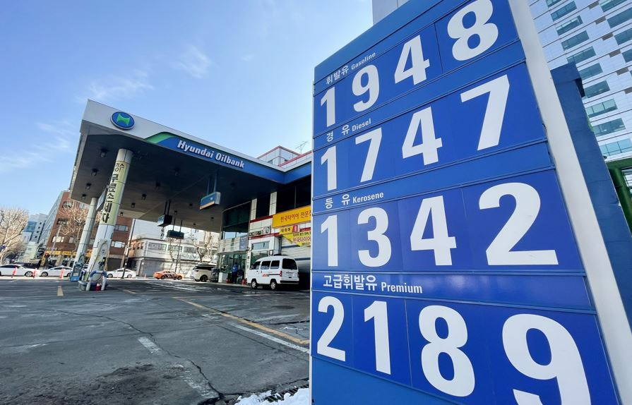 A signboard at a gas station in Seoul shows the rebound in gasoline prices. While the nationwide barometer climbed to 1,688.19 won ($1.41) per liter as of Feb. 8, prices in some districts of the capital hover over 1,900 won. (Yonhap)