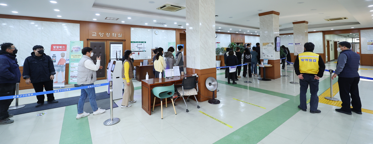 Early voting is underway at a polling station made in Jung-gu, central Seoul, on Friday. (Yonhap)