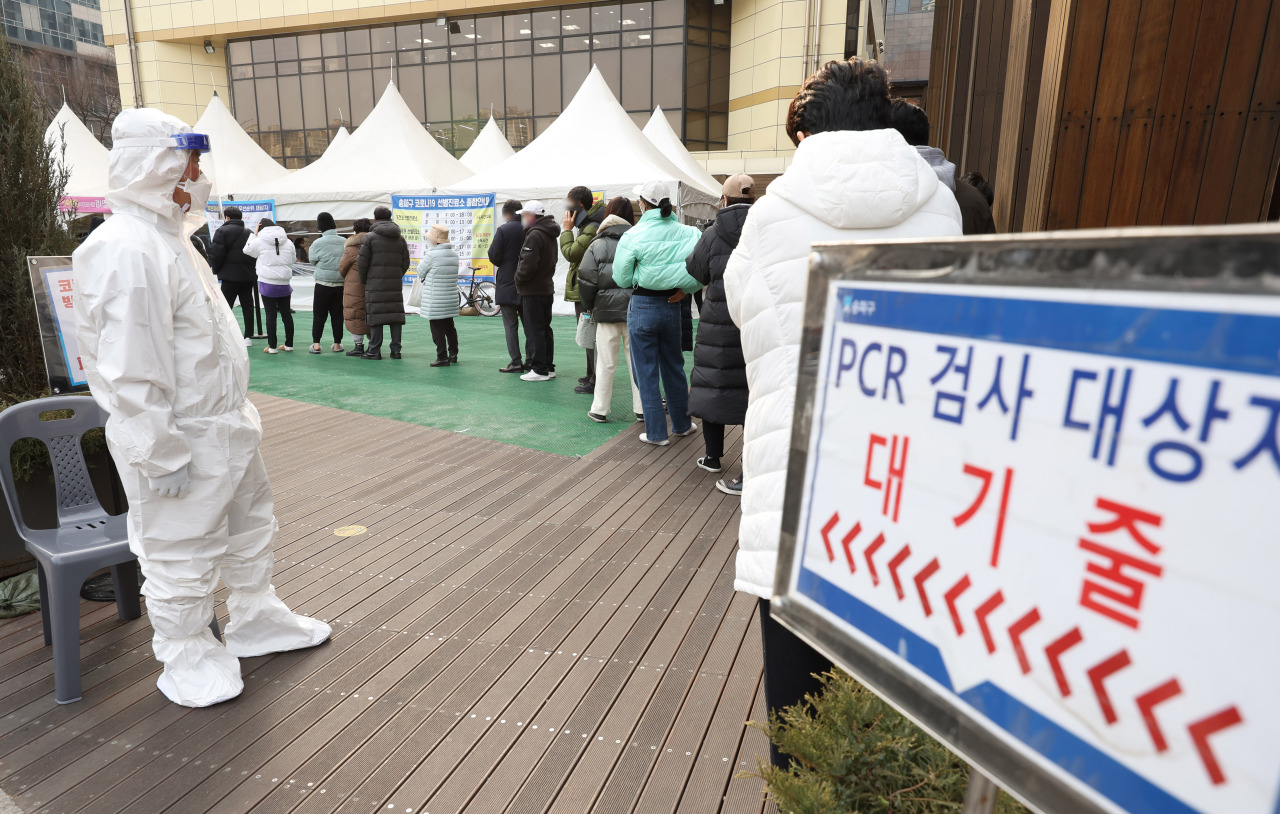 People line up to receive COVID-19 tests at a temporary testing center in Seoul on March 4, 2022. (Yonhap)