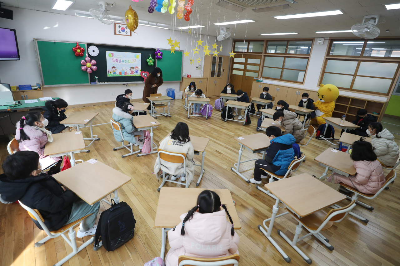 A class in an elementary school in Gwangju holds a ceremony to welcome new students on Wednesday. (Yonhap)