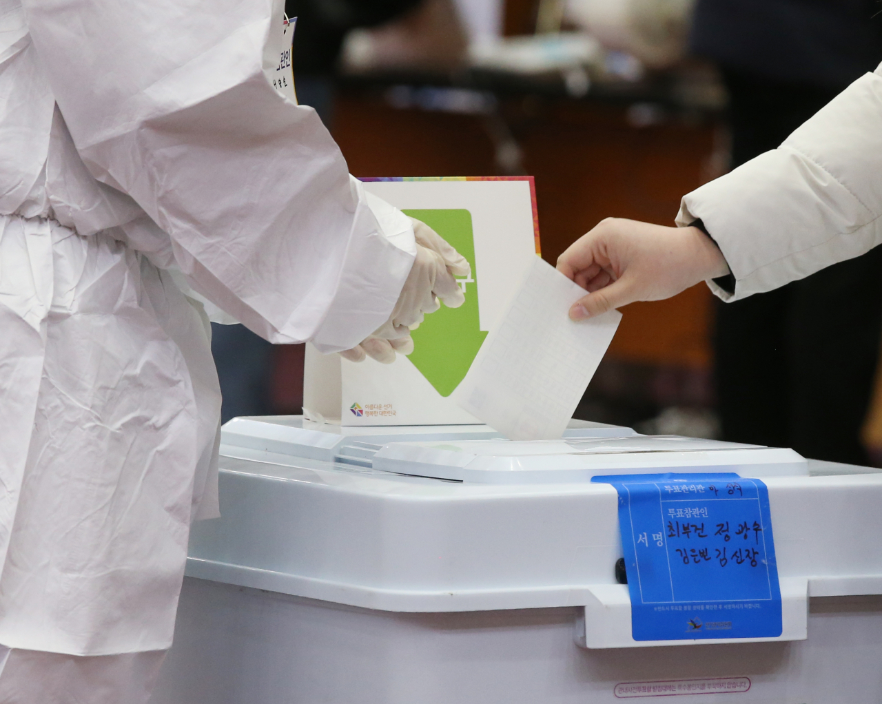 A virus patient casts a vote at a polling station in Jeonju, North Jeolla Province, last Saturday, the last day of the two-day early voting period. (Yonhap)