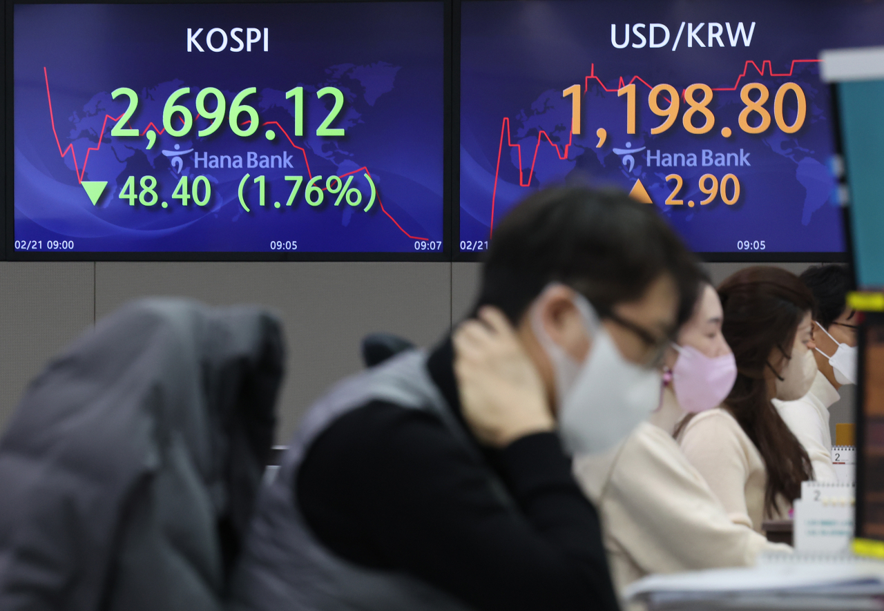 Electronic signboards at a Hana Bank dealing room in Seoul show the KOSPI trading more than 1 percent lower in the morning session today due to the Ukraine crisis. (Yonhap)