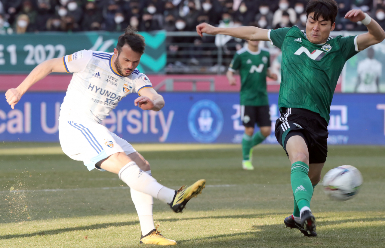 Valeri Qazaishvili of Ulsan Hyundai FC (L) takes a shot against Jeonbuk Hyundai Motors during the clubs' K League 1 match at Jeonju World Cup Stadium in Jeonju, some 240 kilometers south of Seoul, on Sunday. (Yonhap)