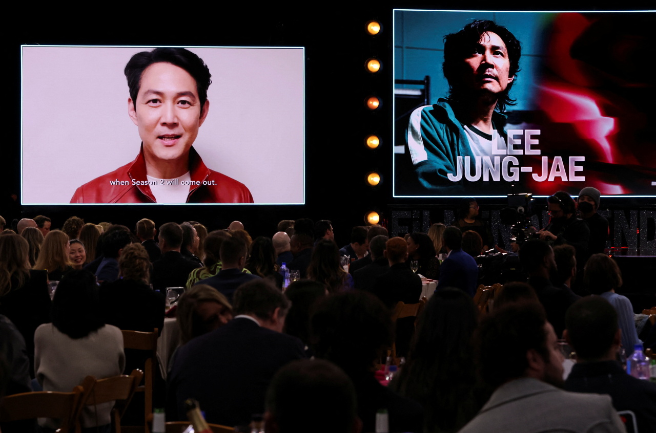 Lee Jung-jae receives the award for best male performance in a new scripted series for “Squid Game” at the 37th Film Independent Spirit Awards in California, Monday. (Reuters-Yonhap)