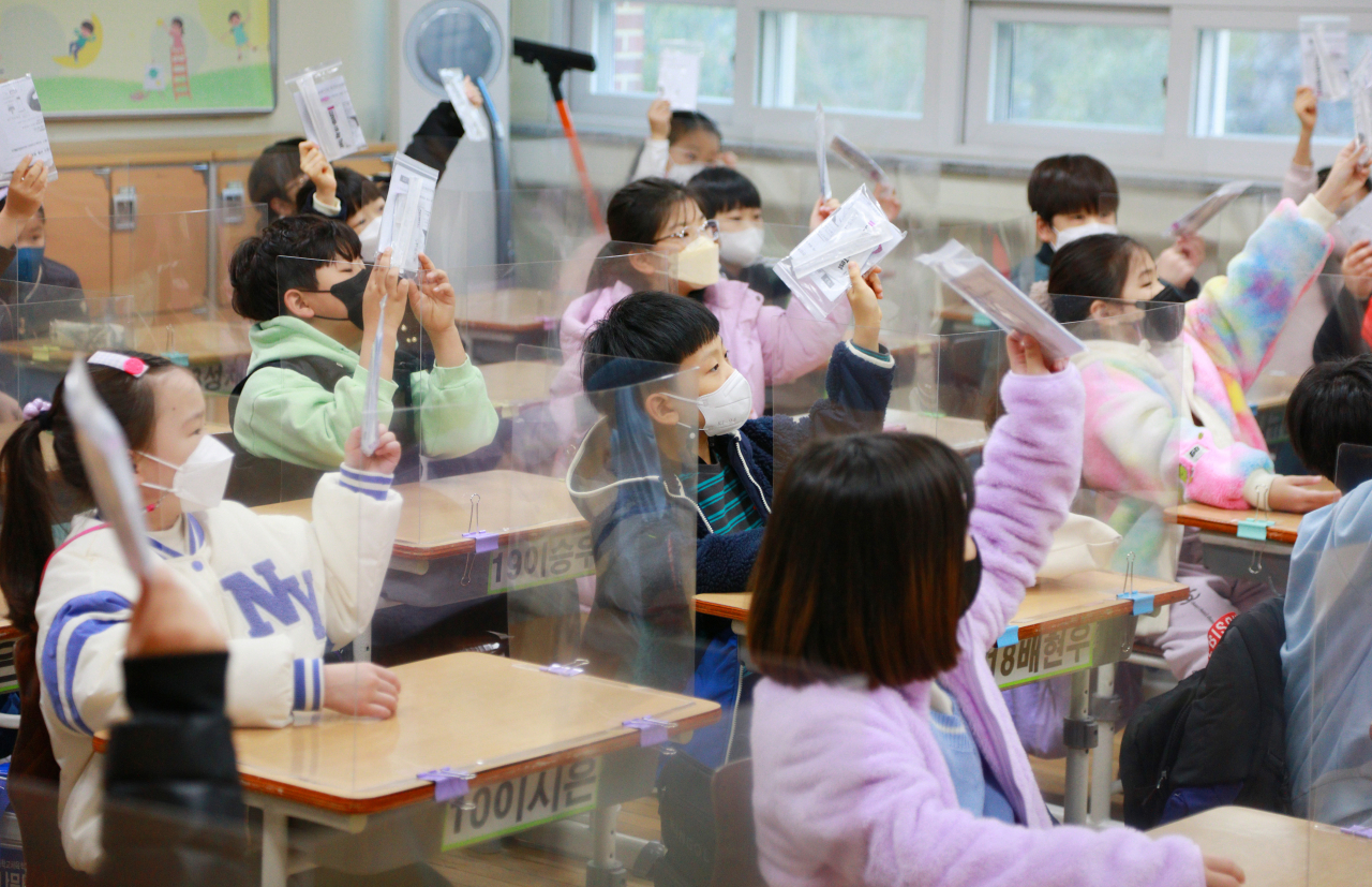 Rapid antigen test kits are distributed at an elementary school in Daegu, 300 kilometers southeast of Seoul, last Wednesday. (Yonhap)