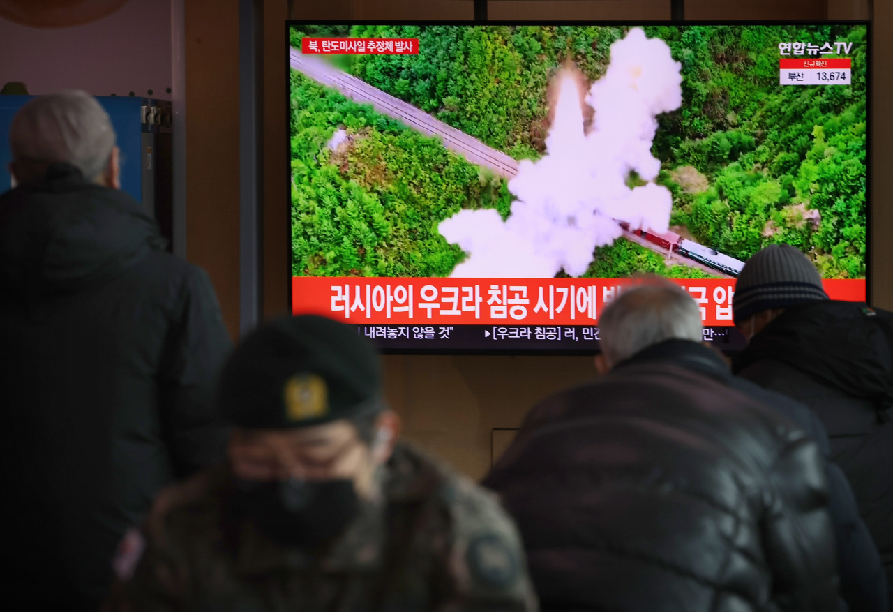 In this file photo, a news report on North Korea's launch of a suspected ballistic missile is aired on a television at Seoul Station last Sunday. (Yonhap)