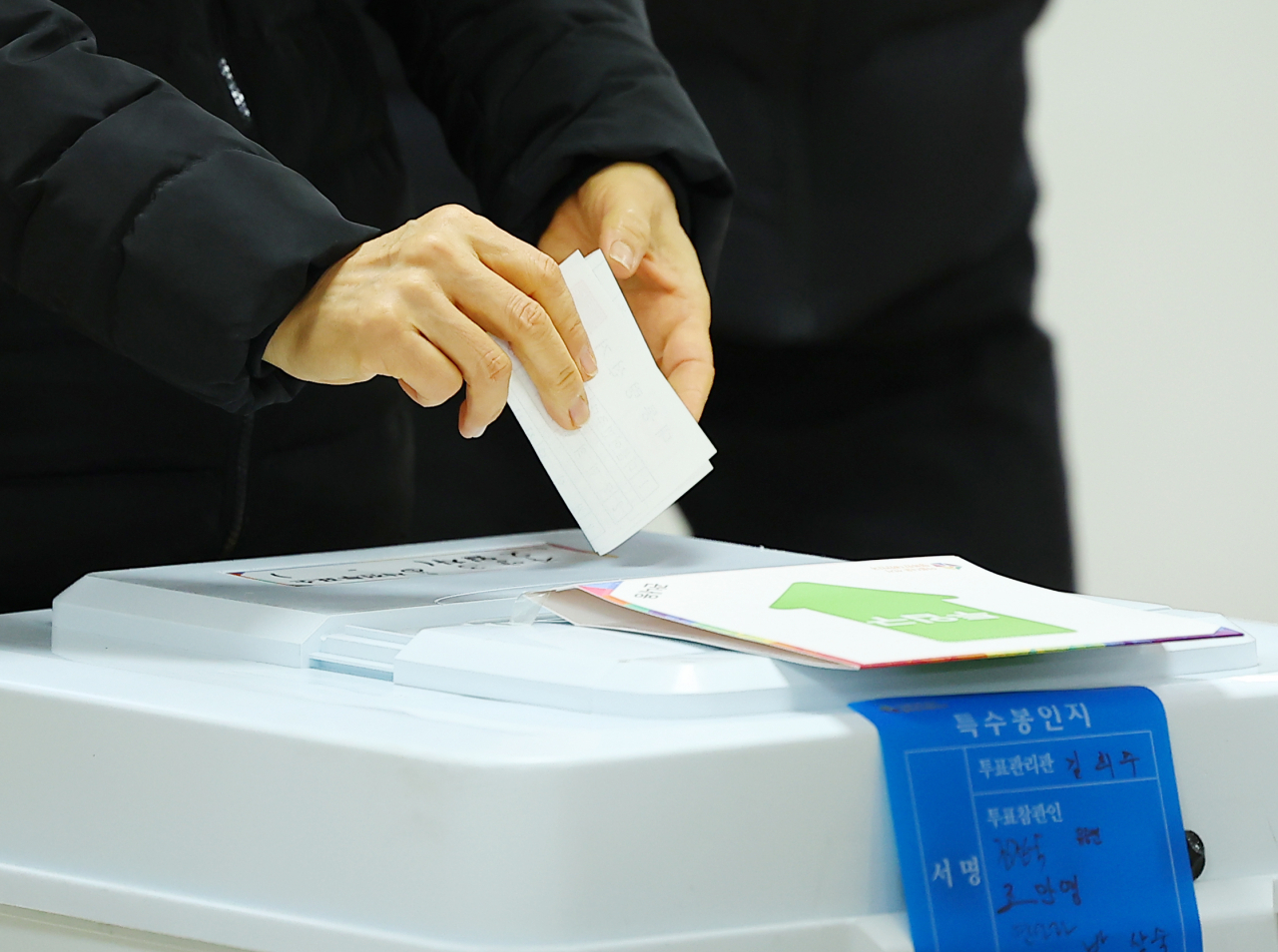 This file photo, taken last Saturday, shows a person casting a ballot at a polling station in eastern Seoul during early voting for South Korea's March 9 presidential election. (Yonhap)