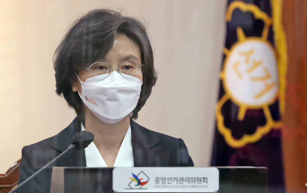 Noh Jeong-hee, chief of the National Election Commission, attends an emergency meeting at the government complex in Gwacheon, just south of Seoul, on Monday, to discuss measures to ensure ballots of COVID-19 patients are dealt with properly after a mishandling of such votes during early voting for the March 9 presidential election sparked widespread complaints of foul play. (Yonhap)