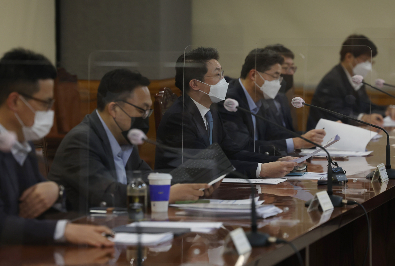 This file photo, taken last Thursday, shows South Korean government officials holding a task force meeting to respond to the Ukraine crisis. (Yonhap)