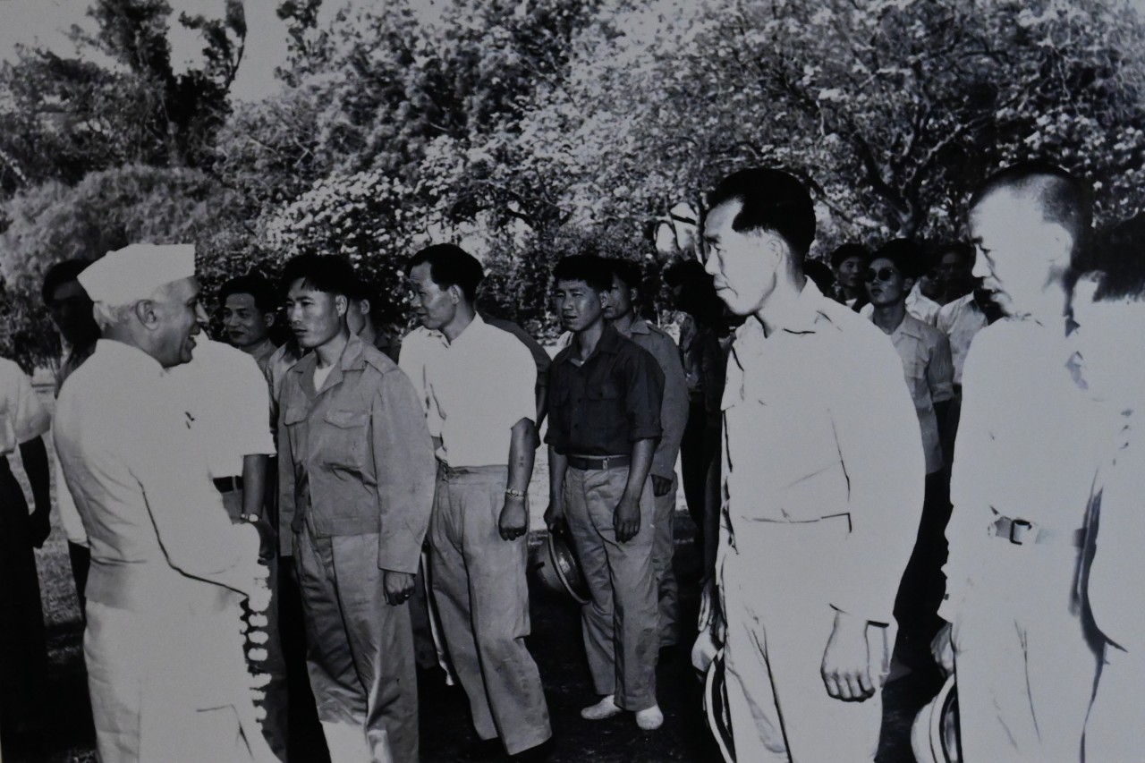 A photo exhibition shows India’s first prime minister, Jawaharlal Nehru, welcoming Korean War prisoners of war at his residence. (Embassy of India in Seoul)