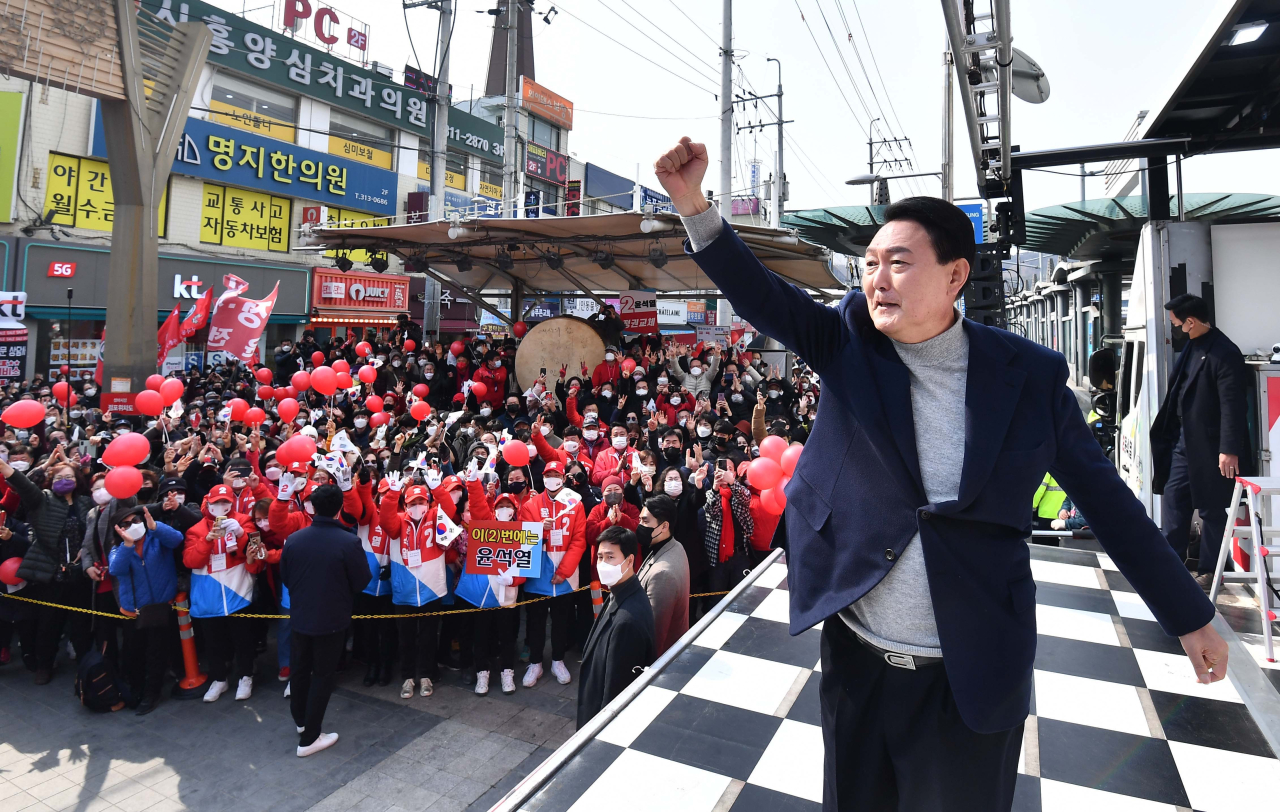 Yoon Suk-yeol, the major opposition People Power Party candidate, makes a speech while canvassing in Siheung, Gyeonggi Province. (Yonhap)