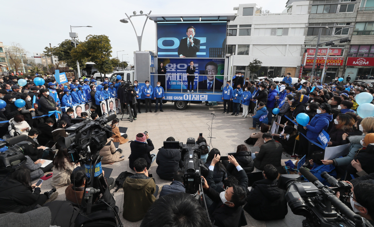 Lee Jae-myung, the major ruling Democratic Party of Korea candidate, makes a speech while canvassing on Jeju Island. (Yonhap)