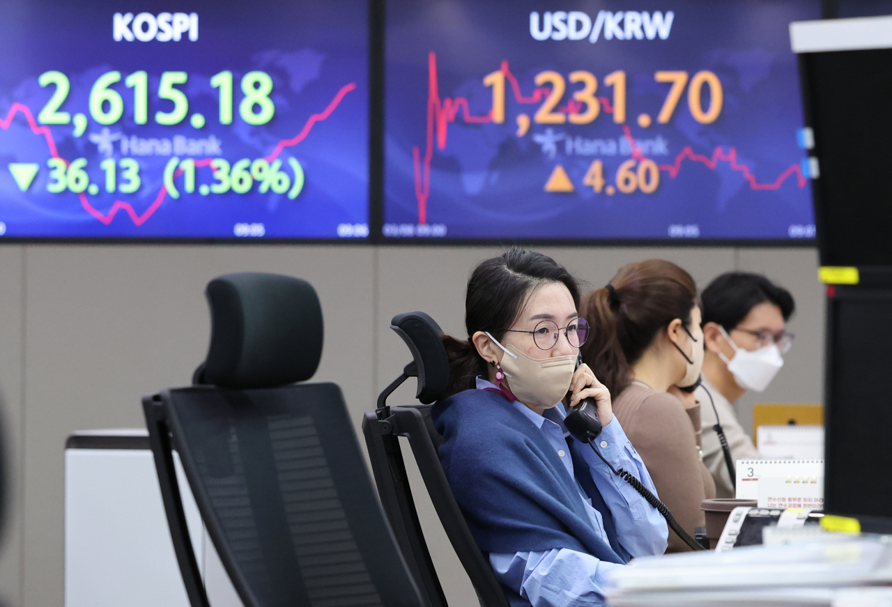 An electronic board showing the Korea Composite Stock Price Index (Kospi) at a dealing room of the Hana Bank headquarters in Seoul on Tuesday. (Yonhap)