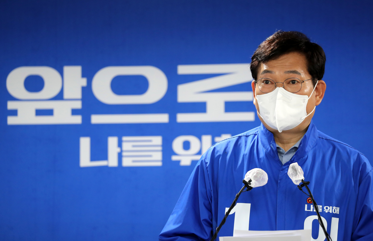 Ruling Democratic Party (DP) Chairman Song Young-gil speaks during a press conference at his party's headquarters in Seoul on Sunday. (Pool photo) (Yonhap)