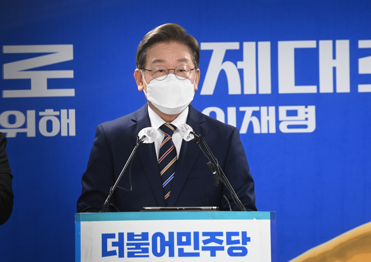 Lee Jae-myung, the presidential candidate of the ruling Democratic Party (DP), speaks during his press conference at his party's headquarters in Seoul on Tuesday, one day before the presidential election. (Yonhap)
