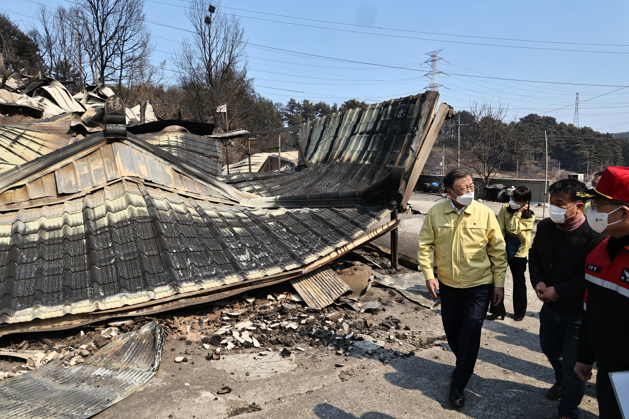 President Moon Jae-in visits a damaged site in Uljin, North Gyeongsang Province on Sunday. Yonhap