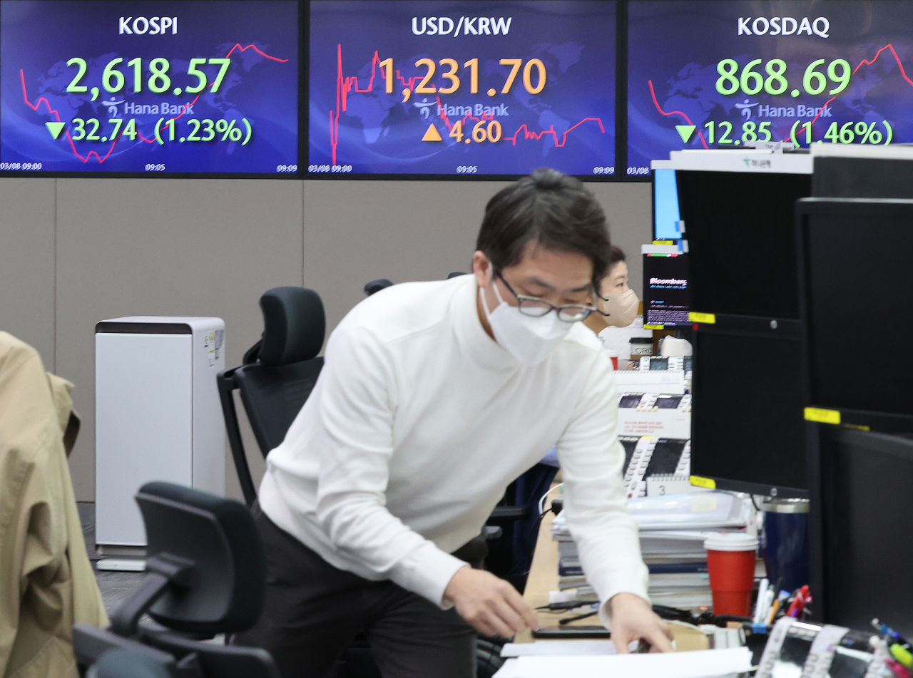 Electronic signboards at Hana Bank`s dealing room shows Kospi, Kosdaq prices and won-dollar currency rate on Tuesday. (Yonhap)